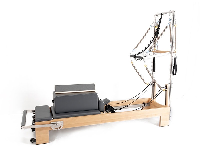 Aparelho Reformer com torre para estúdio de fitness