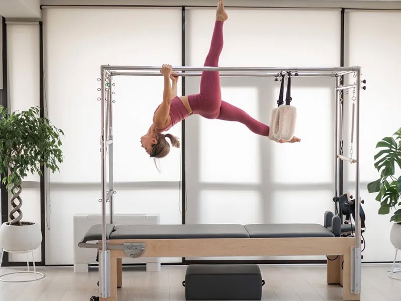 Macchina Pilates Cadillac con torre e tavolo trapezio