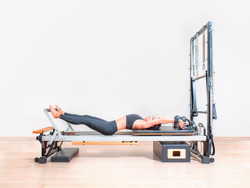 Reformer de madeira personalizado com torre para estúdios residenciais privados.