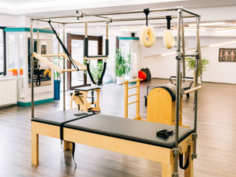 Lavorazione del telaio reformer in legno nella fabbrica di attrezzature Pilates