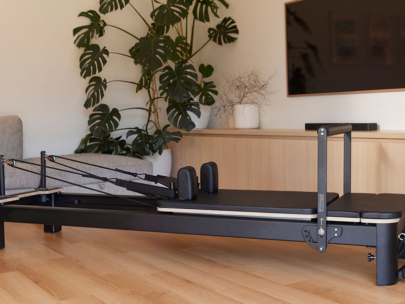 Máquina de Pilates Reformer preta