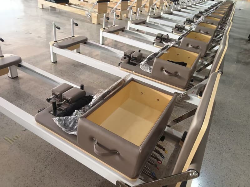 Aluminum Pilates reformer for studio (6)