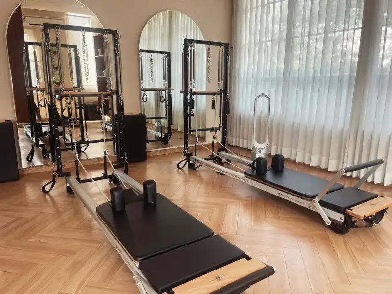 Pilates reformer with tower